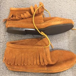 Minnetonka classic fringe hardsole boot 7.5